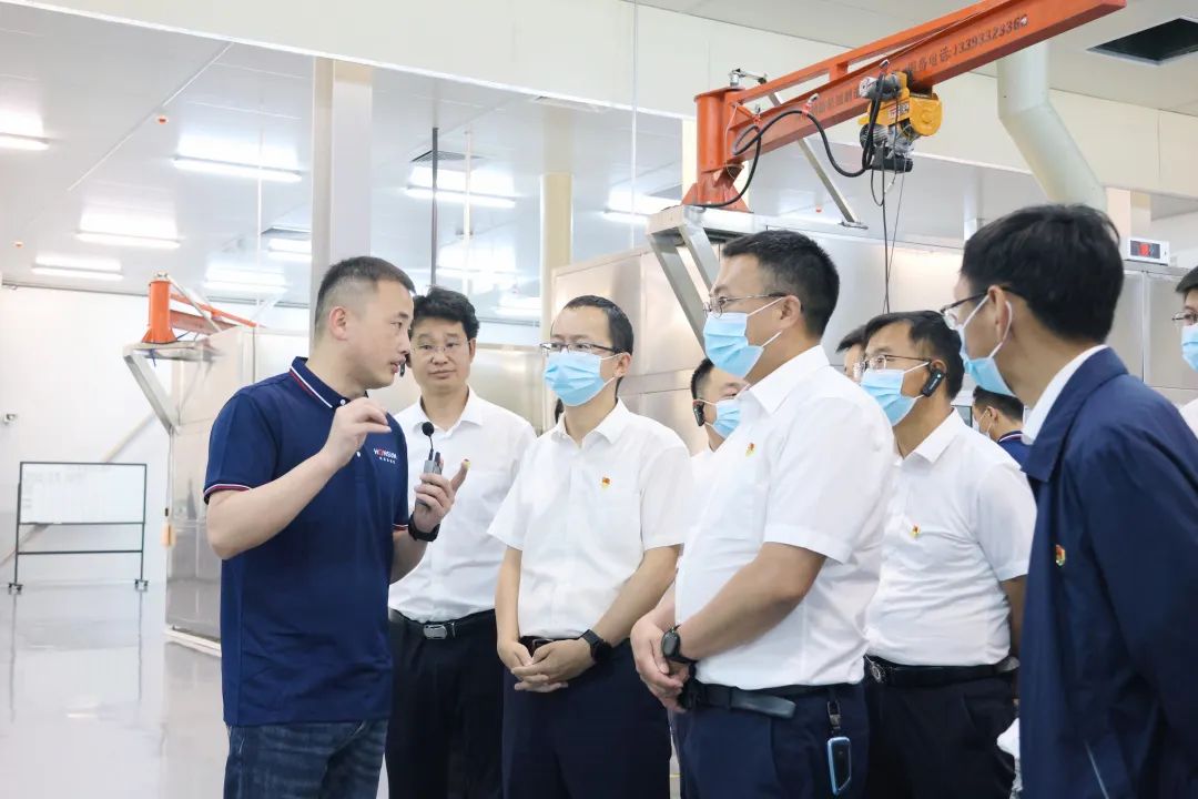 3州委組織部、全州鄉(xiāng)鎮(zhèn)領(lǐng)導(dǎo)蒞臨鴻新新能源觀摩調(diào)研.jpg