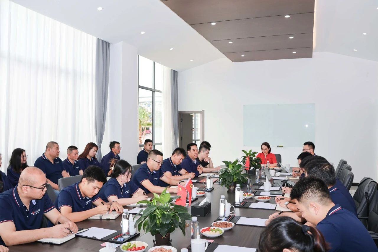 2集團(tuán)董事長歐陽少紅一行蒞臨鴻新新能源視察指導(dǎo)，看望慰問生產(chǎn)一線員工.jpg